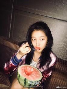 网红阿朱吃瓜图片大全,图集大揭秘！